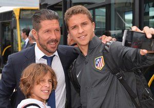 دیگو سیمئونه|دیگو سیمئونه، سرمربی باشگاه اتلتیکو مادرید، برای دیدار در فینال لیگ قهرمانان اروپا برابر رئال مادرید، همراه با شاگردان خود  به فرودگاه شهر لیسبون می رسد.