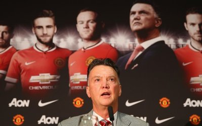 تدارک من‌یونایتد و فان‌خال برای خرید مدافع آستون‌ویلا در زمستان