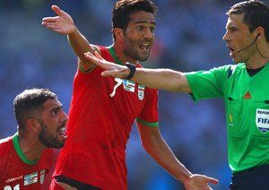 مسعود شجاعی - اشکان دژاگه|پنالتی که توسط داور مسابقه به سود ایران نادیده گرفته شد .