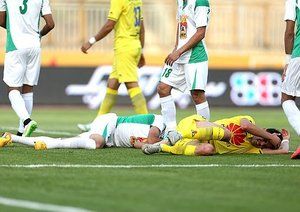 برخورد دو بازیکن در میانه میدان|None