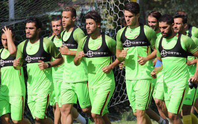 سرمربی و مربیان نفت روی تصمیم خود پافشاری می‌کنند/کاپیتان عزتی تیم را تمرین می‌دهد؟