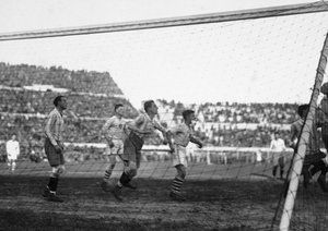 جام جهانی 1930|دروازه بان آرژانتین، خوان بوتاسو (منتها الیه سمت راست)، در دیدار برابر آمریکا، از مرحله ی نیمه نهایی جام جهانی، توپ را از گوشه دروازه دفع می کند. ورزشگاه سنتناریو در مونته ویدئو، 26 جولای 1930. آرژانتین 6-1 به پیروزی رسید.