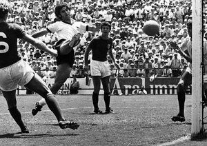 جام جهانی 1970|جام جهانی 1970 مکزیک، آلمان 3 – انگلستان 2 (پس از وقت اضافه)، گرد مولر (آلمان) نتیجه را 3-2 می کند.