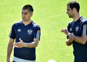 آلکساندر سامِدوف|گرم کردن بازیکنان قبل از شروع بازی.