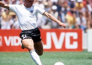 جام جهانی 1986|جام جهانی 1986، کوئرتارو، مکزیک، 13 ژوئن 1986، دانمارک 2 – آلمان غربی 0. کارل هاینتس رومنیگه از آلمان غربی.