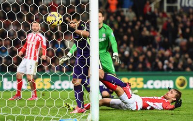 عکس روز | گلزنی آگوئرو به سبک مارادونا