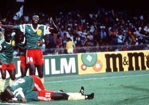 جام جهانی 1990|جام جهانی 1990 ایتالیا، انگلستان 3 – کامرون 2 (وقت اضافه). بازیکنان کامرون پس از آن که یوجین اککه گل دوم تیمشان را به ثمر می رساند و حساب کار 2-1 به نفع کامرون می کند، به خوشحالی می پردازند.
