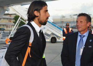 سامی خدیرا|سامی خدیرا از باشگاه رئال مادرید همراه با سایر هم تیمی های خود برای دیدار فینال لیگ قهرمانان اروپا برابر اتلتیکو مادرید، در فرودگاه لیسبون از هواپیما پیاده می شود.