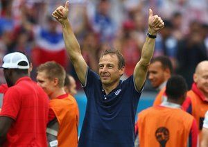 یورگن کلینزمن|شادمانی یورگن کلینزمن ، سرمربی آمریک بعد از صعود تیمش به مرحله بعد .