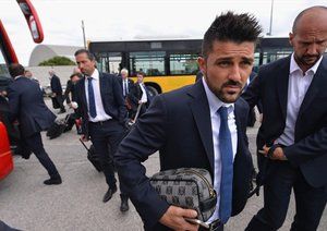 داوید ویا|داوید ویا از باشگاه اتلتیکو ماردید همراه با سایر هم تیمی ها برای دیدار در فینال لیگ قهرمانان اروپا برابر رئال مادرید، در فرودگاه شهر لیسبون از هواپیما پیاده می شود.