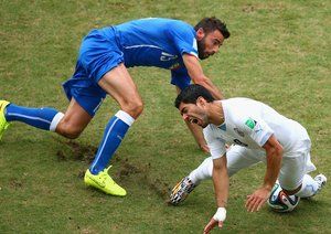 آندره آ بارزالی - سوارز|درگیری لوییس سوارز ، مهاجم اروگوئه با بازیکن ایتالیا ، بارزاگلی