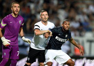 تلاش بازیکن اینتر برای زدن ضربه سر|پاوک 0-0 اینتر میلان / دیدار دوستانه