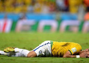 نیمار|مصدومیت نیمار از برزیل در حین بازی مقابل کلمبیا.