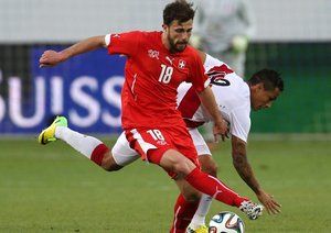 اَدمیر مِهمدی|درگیری بازیکن سوئیس ادمیر مهمدی برای عبور از بازیکن پرو.