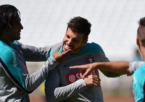 میگل ولوسو - برونو آلوٍز|شادابی و شوخی بازیکنان پرتغال در حین تمرین