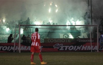 تصمیم عجیب و غریب دولت چپ‌گرای یونان در پی خشونت در دیدار المپیاکوس و پاناتینایکوس: کل فوتبال تعطیل شود!