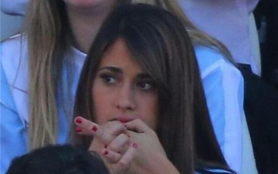 استرس بالای همسر مسی در ورزشگاه قبل از گلزنی آرژانتین+عکس