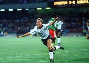 جام جهانی 1990|جام جهانی 1990 ایتالیا، انگلستان 3 – کامرون 2 (وقت اضافه). دیوید پلات از انگلستان پس از گلزنی با ضربه سر به شادمانی می پردازد.