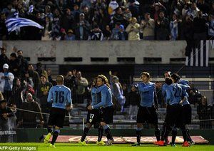 اروگوئه|جشن بازیکنان اروگوئه بعد از گلزنی کاوانی در بازی مقابل اسلوونی.