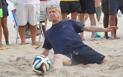 آرسن ونگر در 64 سالگی به بازی فوتوالی پرداخت