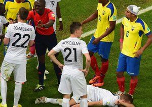 لوكاس دیگنی|مصدومیت لوكاس دیگنی در جریان بازی مقابل اکوادور.