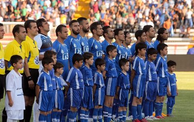 حاشیه‌های سیاه‌جامگان - استقلال تهران | مصدومیت رحمتی و شعار علیه برهانی/ تبلیغ شرکت تبریزی روی لباس سیاه جامگان!