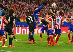 کورتوا|کورتوا، دروازه بان اتلتیکو، تلاش می کند تا در جریان دیدار تیمش برابر چلسی در مرحله ی نیمه نهایی توپ را دفع نماید.