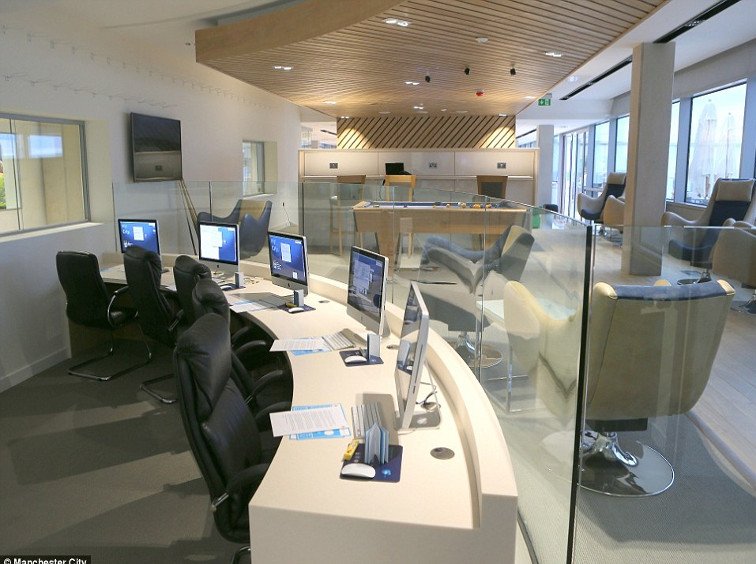23DF87F500000578-2862372-The_facilities_inside_the_first_team_lounge_include_comfortable_-a-81_1418035846034.jpg