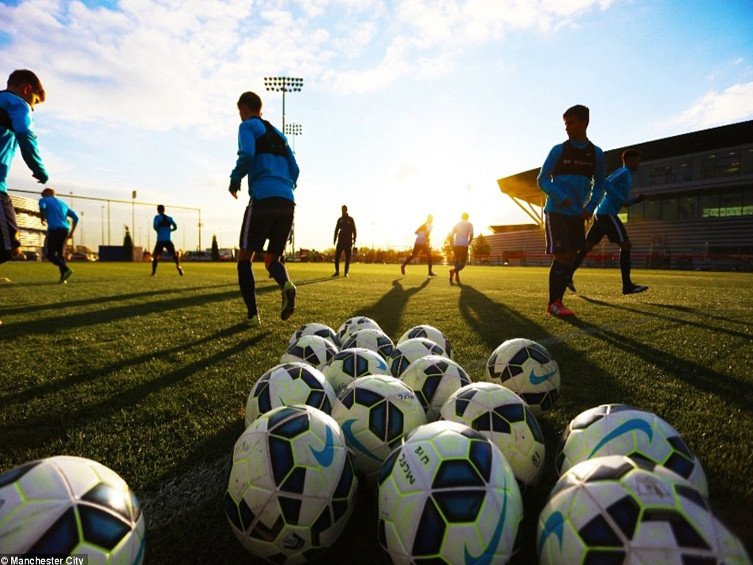 23DF8C2000000578-2862372-Some_of_the_academy_players_in_training_at_the_new_Etihad_Comple-a-78_1418035798522.jpg