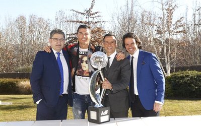 اعطای جایزه به خورجه مندس از سوی روزنامه مارکا بعد از پنجمین موفقیت متوالی او