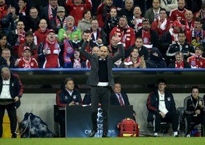 گواردیولا|گواردیولا، سرمربی باشگاه بایرن مونیخ، در جریان دیدار تیمش برابر منچستریونایتد به بازیکنان خود گوشزد می کند.