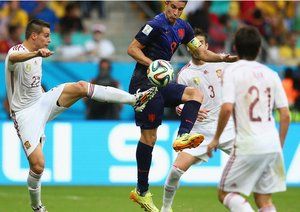 روبن فن پرسی - سزار آزپيليكوئتا|درگیری فن پرسی  با بازیکن اسپانیا آزپیلیکوتا برای گرفتن توپ.