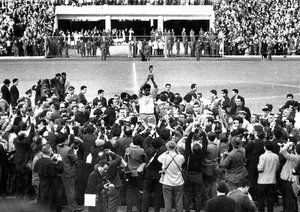 جام جهانی 1962|کاپیتان برزیل، مائورو، پس از پیروزی 3-1 برابر چکسلواکی در فینال جام جهانی 1962 برزیل، جام را در هوا بلند کرده است.