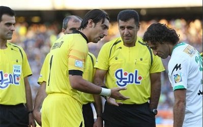 لباس‌های یک‌بار مصرف برای داوران فوتبال!