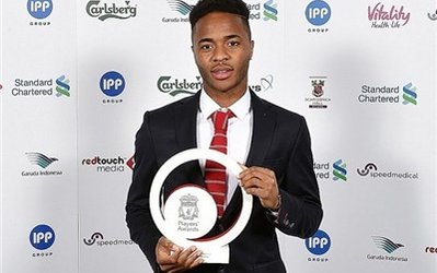 هو شدن استرلینگ در شب دریافت جایزه بهترین بازیکن جوان فصل لیورپول