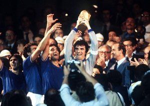 جام جهانی 1982|جام جهانی 1982 اسپانیا، مادرید، اسپانیا، 11 جولای 1982، ایتالیا 3 – آلمان غربی 1، کاپیتان ایتالیا، دینو زوف، پس از دریافت جام از شاه خوان کارلوس اسپانیا، جام را بر فراز سرش بلند می کند.