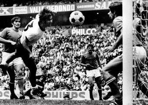 جام جهانی 1970|جام جهانی 1970 مکزیک، آلمان 3 – ایتالیا 4 (وقت اضافه)، گرد مولر (آلمان) با سر به توپ ضربه می زند.