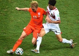 دیرک کویت|تقابل بین دیرک کویت ، بازیکن هلند و کریستیان بولانوس از کاستاریکا بر سر توپ.