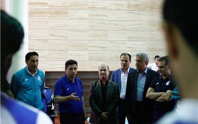 افشارزاده: نمی‌توان استقلال را با دست خالی اداره کرد