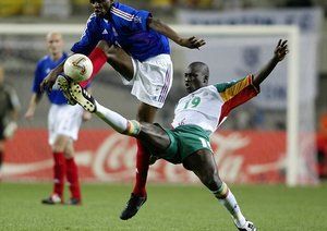 جام جهانی 2002|پاتریک ویرا از فرانسه برای تصاحب توپ از پاچا بوبا دیوپ از سنگال، در نیمه ی اول دیدار فرانسه و سنگال در گروه A جام جهانی 2002، مقاومت می کند. مرحله ی گروهی جام جهانی، ورزشگاه جام جهانی سئول. سئول، کره جنوبی، 31 می 2002.