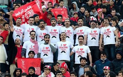 هفته اول لیگ برتر | حاشیه‌های تراکتور - فولاد / تشویق علی کریمی از سوی هواداران تراکتورسازی