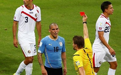 ماکسیمیلیانو پریرا از اروگوئه اولین کارت قرمز جام را گرفت