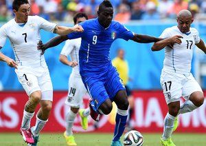 ماریو باروواه بالوتلی|تلاش مهاجم ایتالیا، ماریو بالوتلی برای عبور از سد بازیکنان حریف.