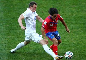 راندال بِرِنس -  فیل جونز|تلاش مدافع انگلستان فیل جونز در مقابل برنس از کاستاریکا.