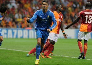 کریستیانو رونالدو|کریس رونالدو تحقق رؤیای هت تریک در نخستین بازی رئال در لیگ قهرمانان اروپا برابر گالاتاسرای را جشن می گیرد.