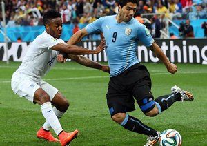 رحيم استرلینگ - سوارز|رحیم استرلینگ از انگلستان در تلاش برای متوقف کردن سوارز .