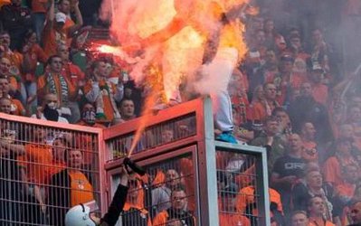 آتش زدن یک تماشاگر فوتبال برای آرام کردنش+ عکس