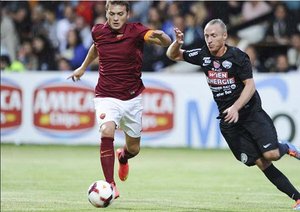 برخورد دو بازیکن در میانه میدان