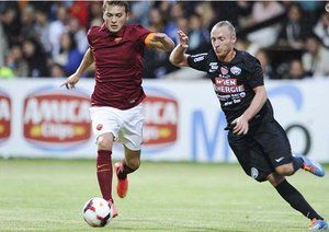 برخورد دو بازیکن در میانه میدان|آ اس رم 4-1 وینر /  دیدار دوستانه