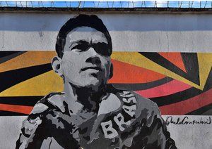 جام جهانی برزیل ۲۰۱۴|دیوارهای فرودگاه شهر سائوپائلو برزیل تم ورزشی به خود گرفت